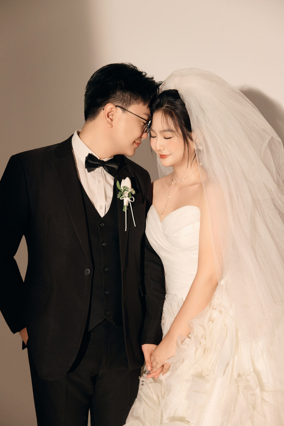 贾焱超与王心语靠在一起的婚纱照